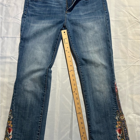 DRIFTWOOD Blue Jeans with Floral Embroidery 31P - Picture 3 of 13